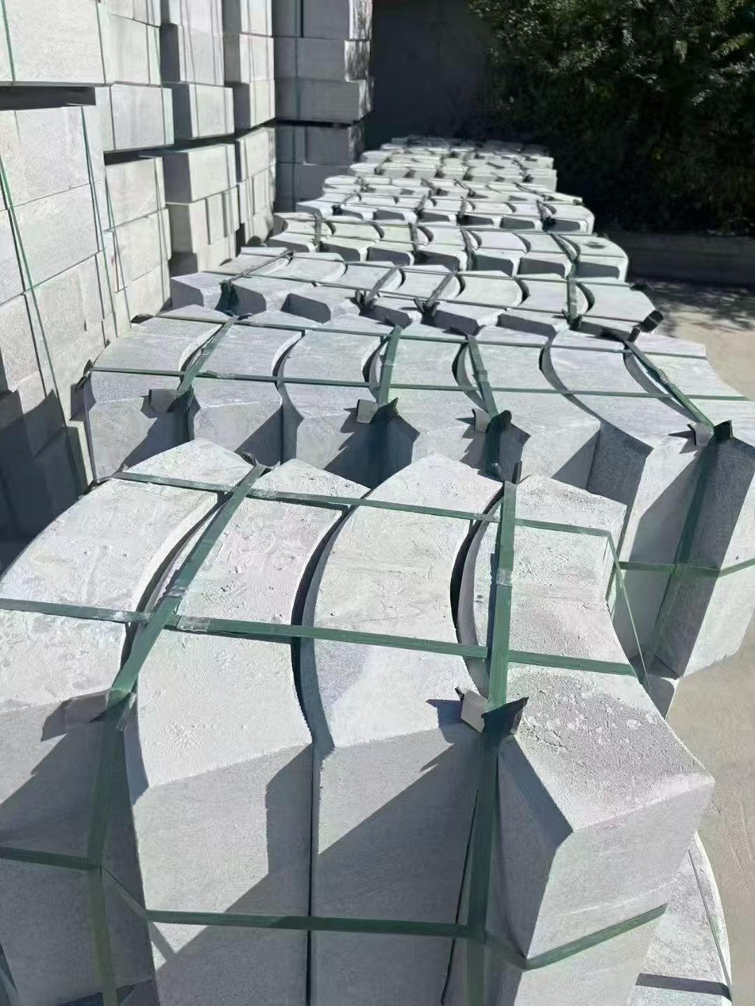 山东 芝麻灰弧形路沿石