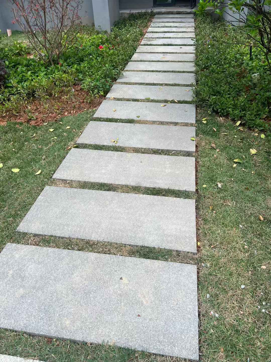 山东 芝麻黑小区踏步、汀步石铺装效果