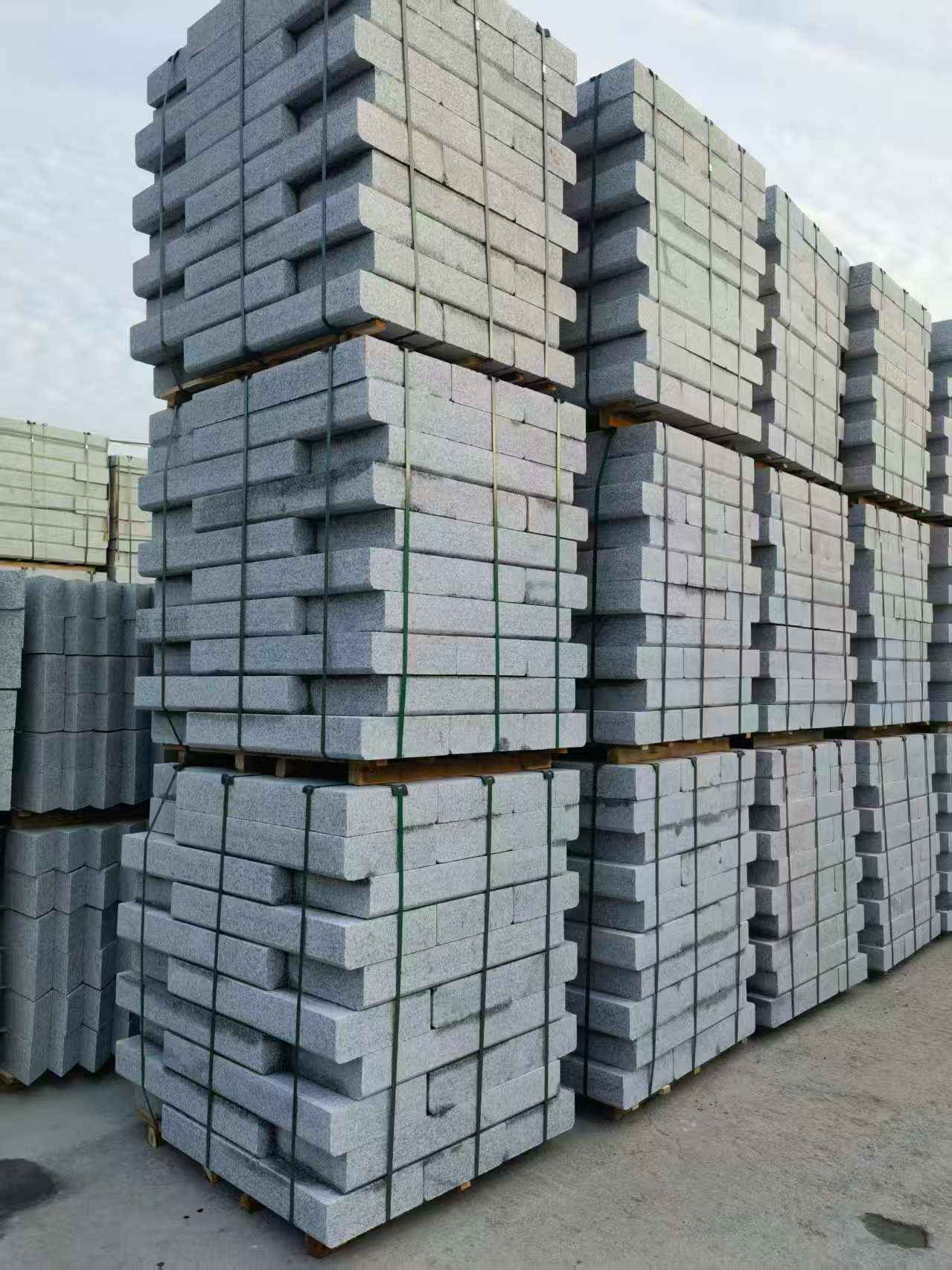 山东 路沿石（路侧石），颜色一致，尺寸标准