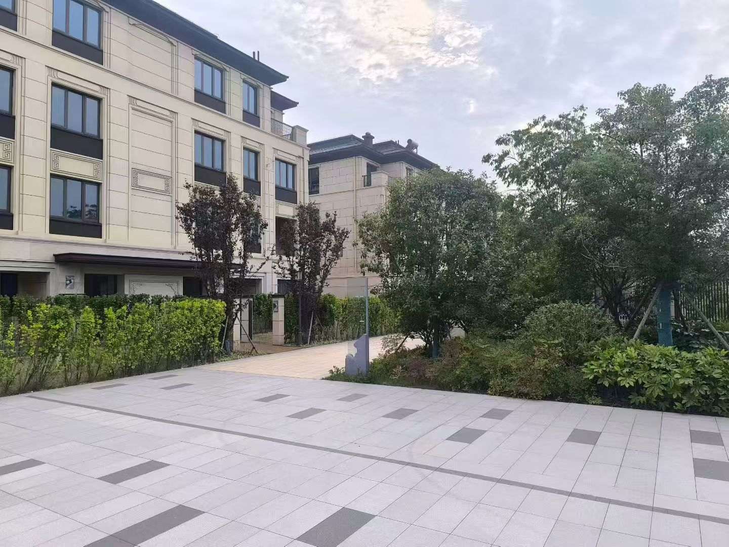 山东 芝麻白与芝麻白搭配铺装，尺寸1200*600