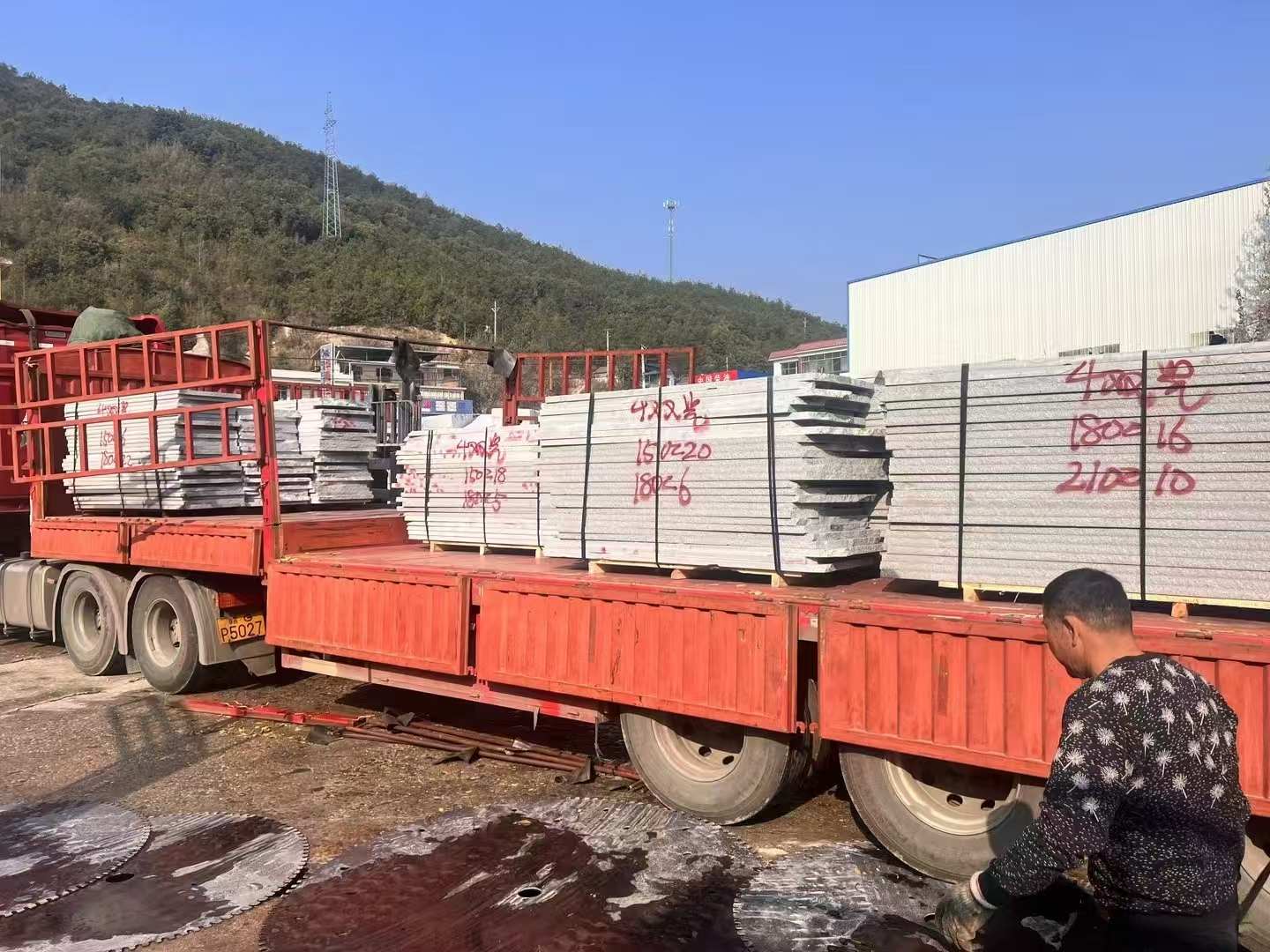 山东 芝麻灰花岗岩光面毛板出货日常