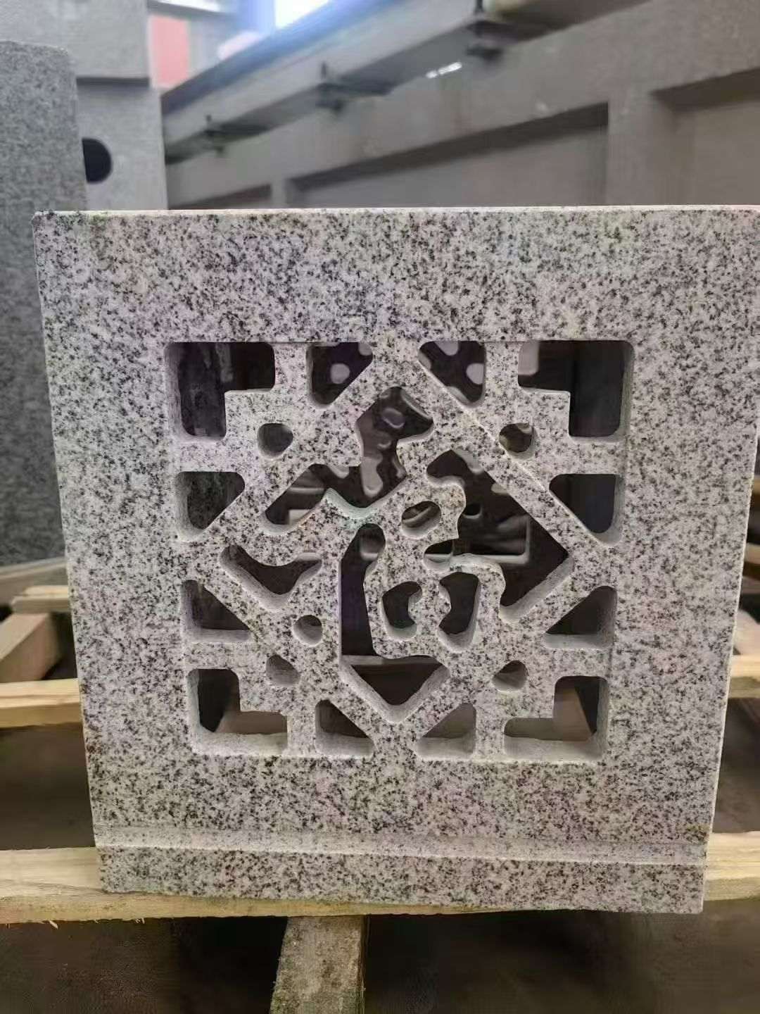 山东 芝麻白花岗岩镂空雕花灯笼